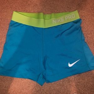 Woman’s Nike Pro Spandex (M)